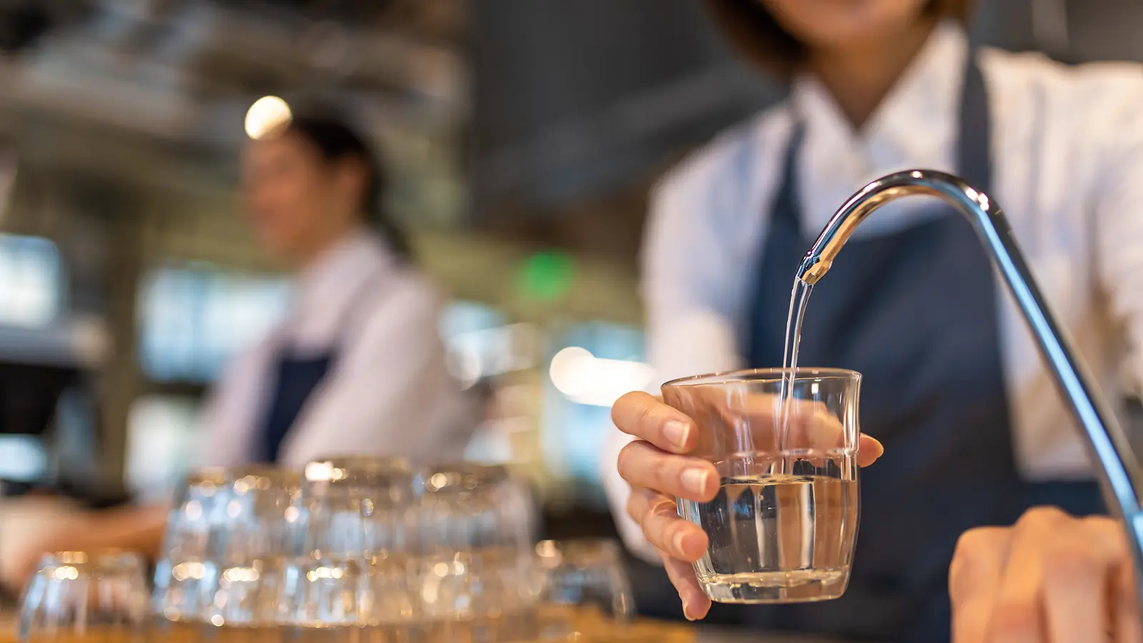 Cómo analizar el agua potable comercial